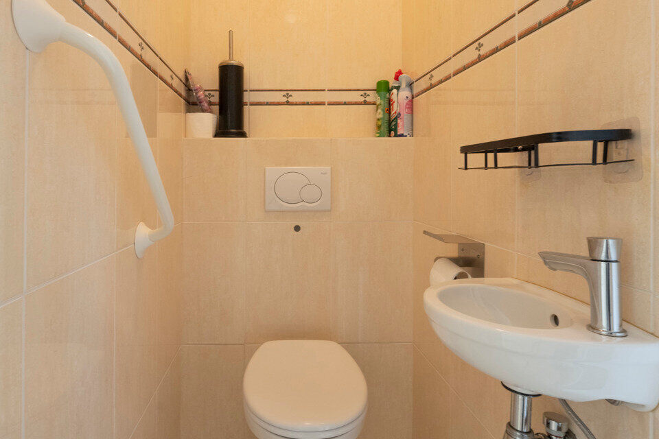 Dit centraal gelegen gelijkvloers appartement omvat een Inkomhal; apart toilet; een technische ruimte en berging; leefruimte met open en ge&iuml;nstalleerde keuken voorzien van alle benodigdheden en toestellen; ingerichte badkamer met douche, dubbele wastafel