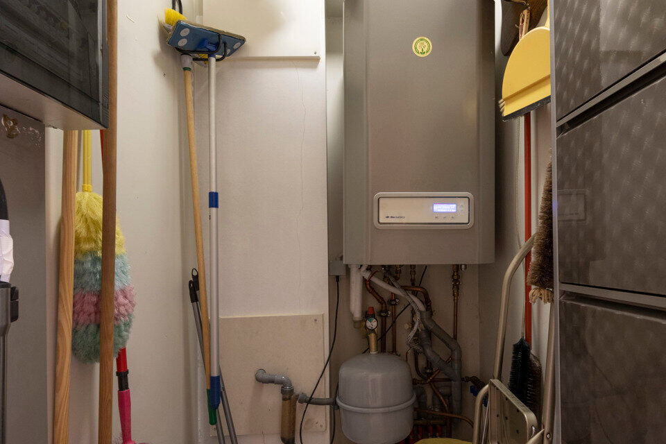 Dit centraal gelegen gelijkvloers appartement omvat een Inkomhal; apart toilet; een technische ruimte en berging; leefruimte met open en ge&iuml;nstalleerde keuken voorzien van alle benodigdheden en toestellen; ingerichte badkamer met douche, dubbele wastafel