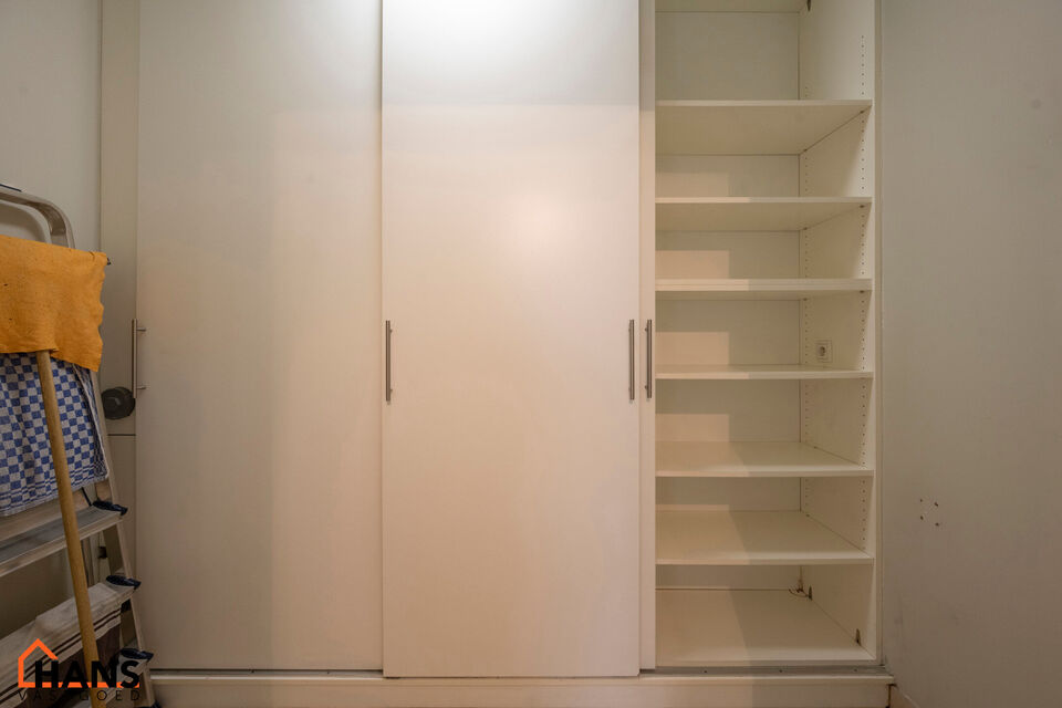 Dit centraal gelegen gelijkvloers appartement omvat een Inkomhal; apart toilet; een technische ruimte en berging; leefruimte met open en ge&iuml;nstalleerde keuken voorzien van alle benodigdheden en toestellen; ingerichte badkamer met douche, dubbele wastafel