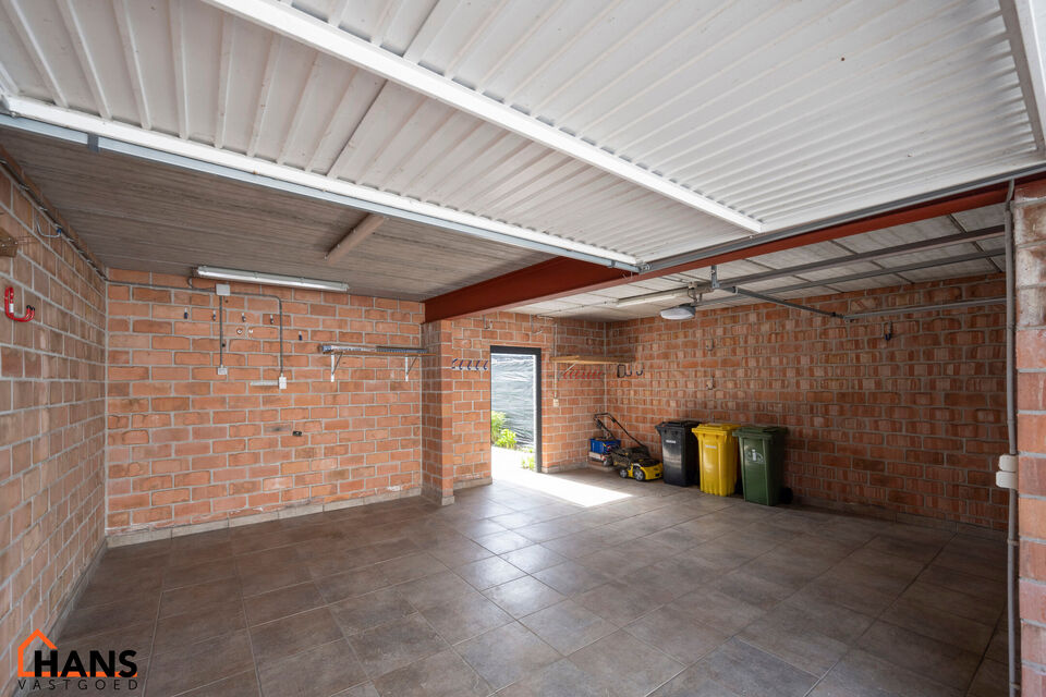 Dit centraal gelegen gelijkvloers appartement omvat een Inkomhal; apart toilet; een technische ruimte en berging; leefruimte met open en ge&iuml;nstalleerde keuken voorzien van alle benodigdheden en toestellen; ingerichte badkamer met douche, dubbele wastafel