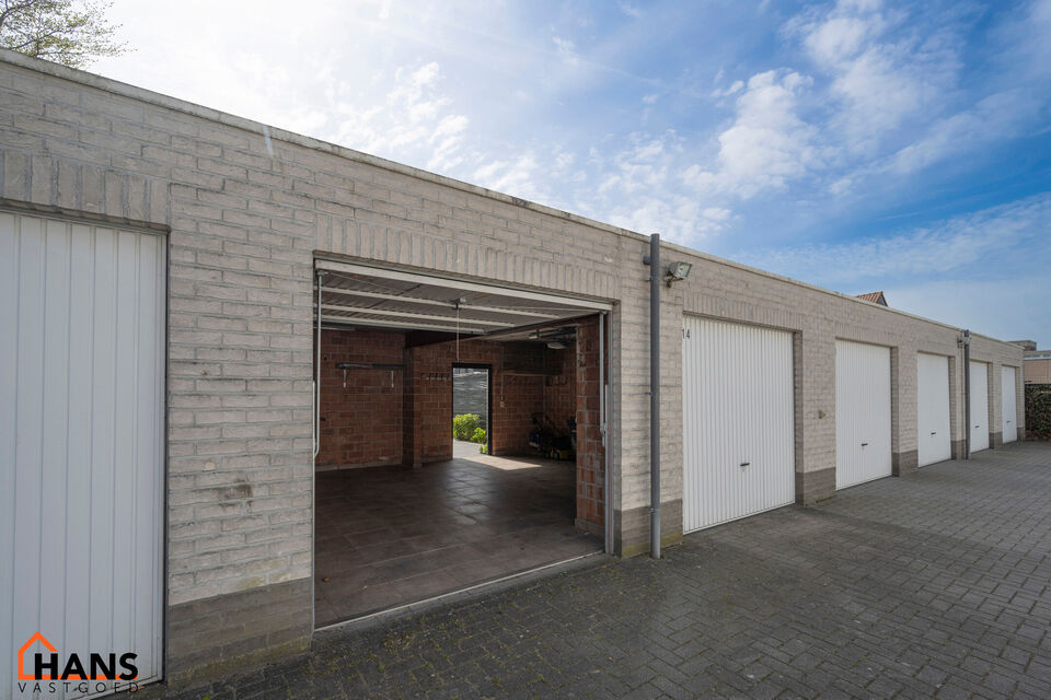 Dit centraal gelegen gelijkvloers appartement omvat een Inkomhal; apart toilet; een technische ruimte en berging; leefruimte met open en ge&iuml;nstalleerde keuken voorzien van alle benodigdheden en toestellen; ingerichte badkamer met douche, dubbele wastafel