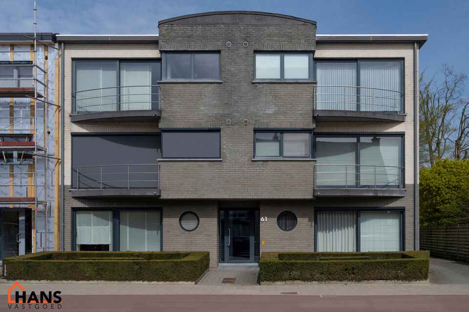 Dit centraal gelegen gelijkvloers appartement omvat een Inkomhal; apart toilet; een technische ruimte en berging; leefruimte met open en ge&iuml;nstalleerde keuken voorzien van alle benodigdheden en toestellen; ingerichte badkamer met douche, dubbele wastafel