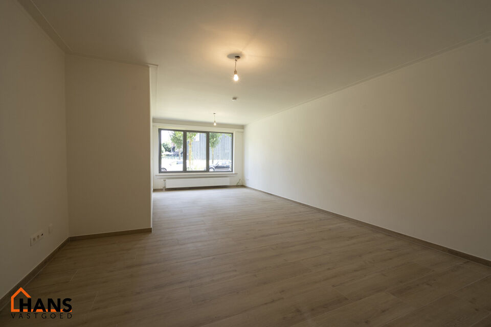Inkomhal; apart toilet; vestiairekast; leefruimte; keuken met kasten, spoelbak, kookplaat, dampkap, oven en ruimte voor een eigen koelkast, vaatwasser, wasmachine/droogkast; badkamer met inloopdouche, wastafel in meubel, spiegelkast en handdoekdroger; 2 s