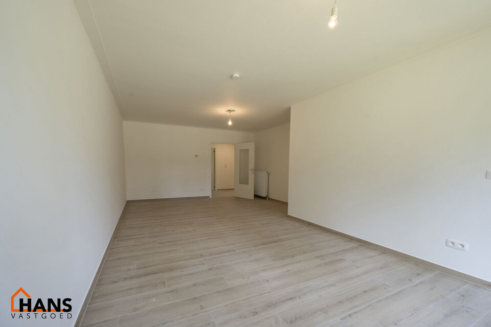 Inkomhal; apart toilet; vestiairekast; leefruimte; keuken met kasten, spoelbak, kookplaat, dampkap, oven en ruimte voor een eigen koelkast, vaatwasser, wasmachine/droogkast; badkamer met inloopdouche, wastafel in meubel, spiegelkast en handdoekdroger; 2 s