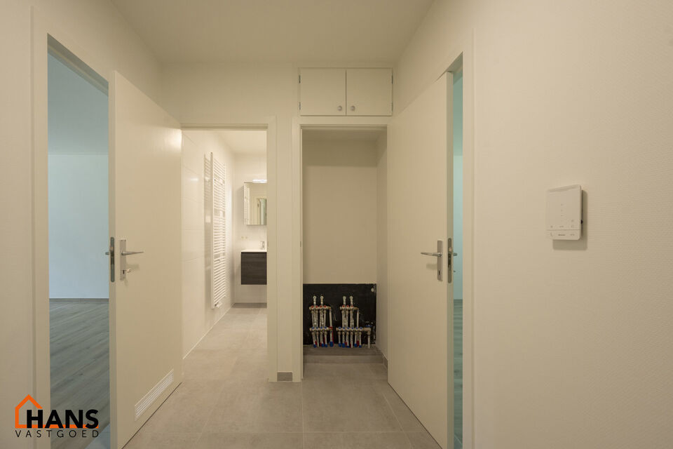 Inkomhal; apart toilet; vestiairekast; leefruimte; keuken met kasten, spoelbak, kookplaat, dampkap, oven en ruimte voor een eigen koelkast, vaatwasser, wasmachine/droogkast; badkamer met inloopdouche, wastafel in meubel, spiegelkast en handdoekdroger; 2 s