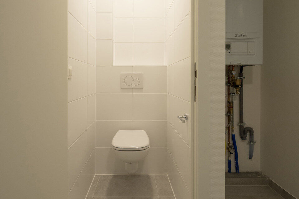 Inkomhal; apart toilet; vestiairekast; leefruimte; keuken met kasten, spoelbak, kookplaat, dampkap, oven en ruimte voor een eigen koelkast, vaatwasser, wasmachine/droogkast; badkamer met inloopdouche, wastafel in meubel, spiegelkast en handdoekdroger; 2 s