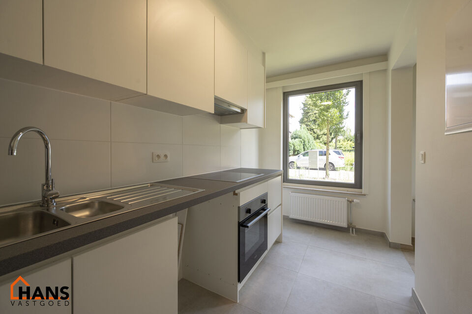 Inkomhal; apart toilet; vestiairekast; leefruimte; keuken met kasten, spoelbak, kookplaat, dampkap, oven en ruimte voor een eigen koelkast, vaatwasser, wasmachine/droogkast; badkamer met inloopdouche, wastafel in meubel, spiegelkast en handdoekdroger; 2 s