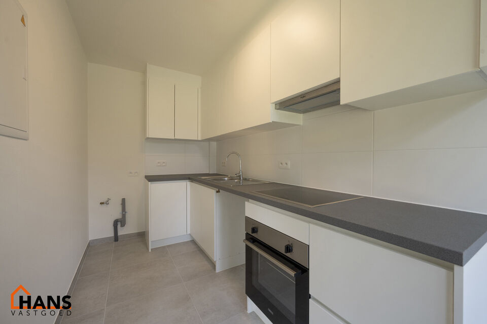 Inkomhal; apart toilet; vestiairekast; leefruimte; keuken met kasten, spoelbak, kookplaat, dampkap, oven en ruimte voor een eigen koelkast, vaatwasser, wasmachine/droogkast; badkamer met inloopdouche, wastafel in meubel, spiegelkast en handdoekdroger; 2 s