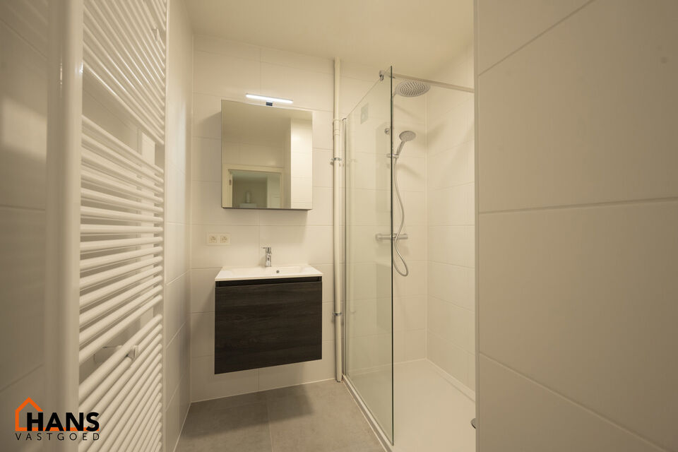 Inkomhal; apart toilet; vestiairekast; leefruimte; keuken met kasten, spoelbak, kookplaat, dampkap, oven en ruimte voor een eigen koelkast, vaatwasser, wasmachine/droogkast; badkamer met inloopdouche, wastafel in meubel, spiegelkast en handdoekdroger; 2 s