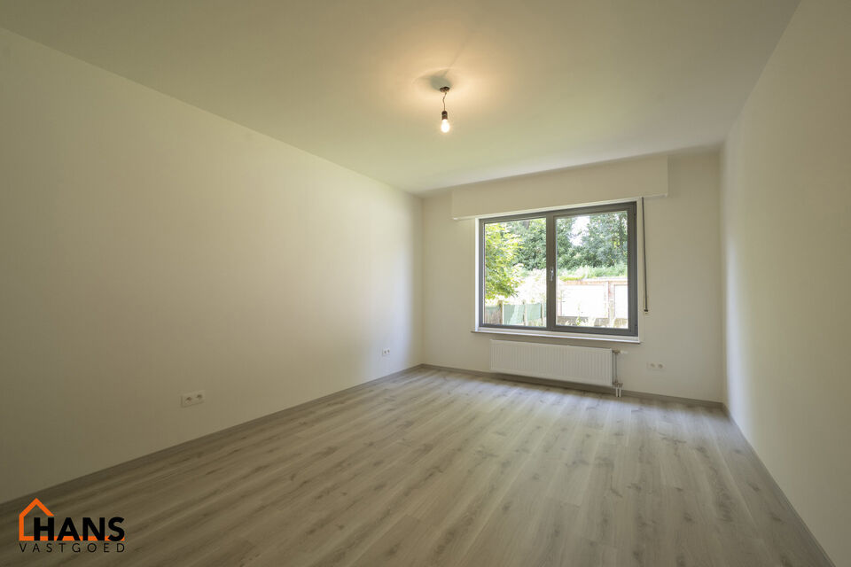 Inkomhal; apart toilet; vestiairekast; leefruimte; keuken met kasten, spoelbak, kookplaat, dampkap, oven en ruimte voor een eigen koelkast, vaatwasser, wasmachine/droogkast; badkamer met inloopdouche, wastafel in meubel, spiegelkast en handdoekdroger; 2 s