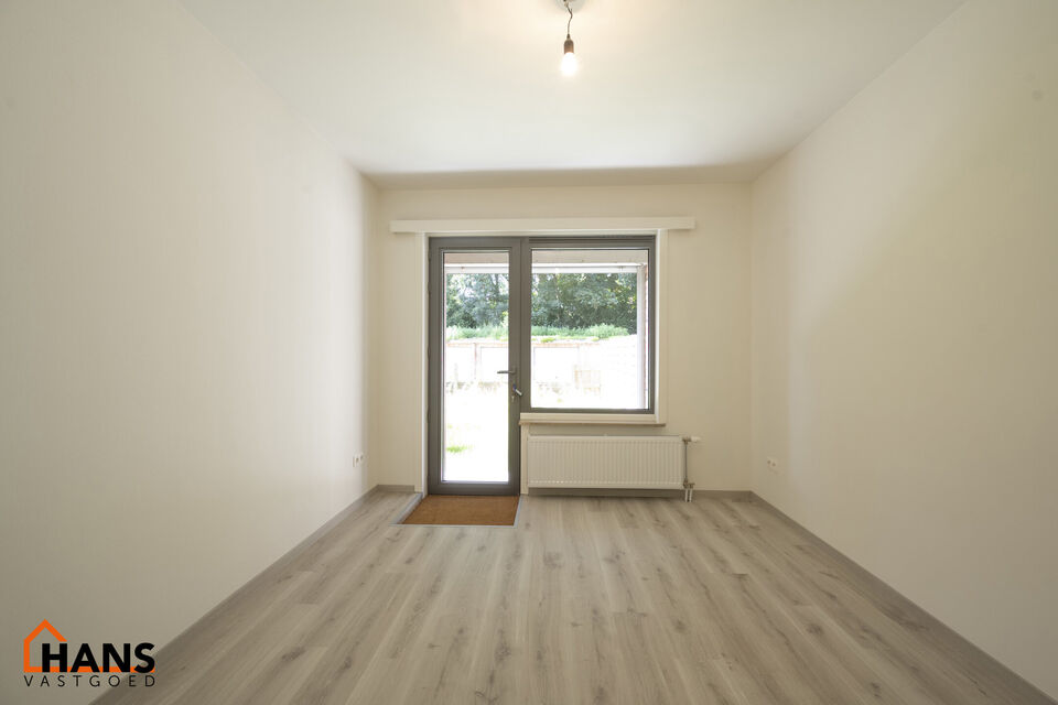 Inkomhal; apart toilet; vestiairekast; leefruimte; keuken met kasten, spoelbak, kookplaat, dampkap, oven en ruimte voor een eigen koelkast, vaatwasser, wasmachine/droogkast; badkamer met inloopdouche, wastafel in meubel, spiegelkast en handdoekdroger; 2 s