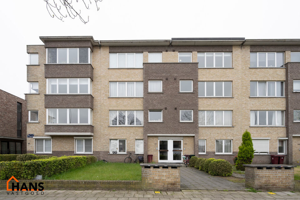 Dit gelijkvloers appartement is ideaal gelegen nabij het centrum en het Vordensteinpark; het omvat een inkomhal met vestiairekast; apart toilet; ingerichte badkamer;  2 slaapkamers; een ruime woonkamer verdeeld in een zithoek en eetplaats en deels ge&iuml;nst