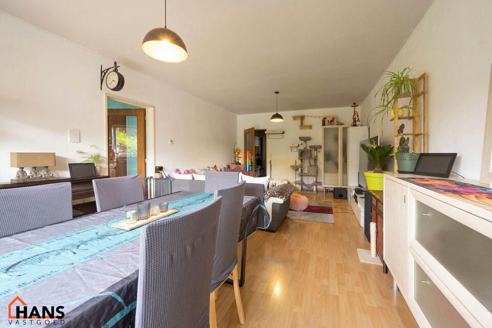Dit gelijkvloers appartement is ideaal gelegen nabij het centrum en het Vordensteinpark; het omvat een inkomhal met vestiairekast; apart toilet; ingerichte badkamer;  2 slaapkamers; een ruime woonkamer verdeeld in een zithoek en eetplaats en deels ge&iuml;nst