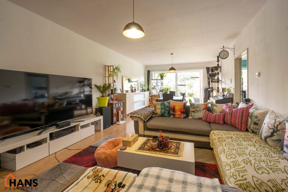 Dit gelijkvloers appartement is ideaal gelegen nabij het centrum en het Vordensteinpark; het omvat een inkomhal met vestiairekast; apart toilet; ingerichte badkamer;  2 slaapkamers; een ruime woonkamer verdeeld in een zithoek en eetplaats en deels ge&iuml;nst