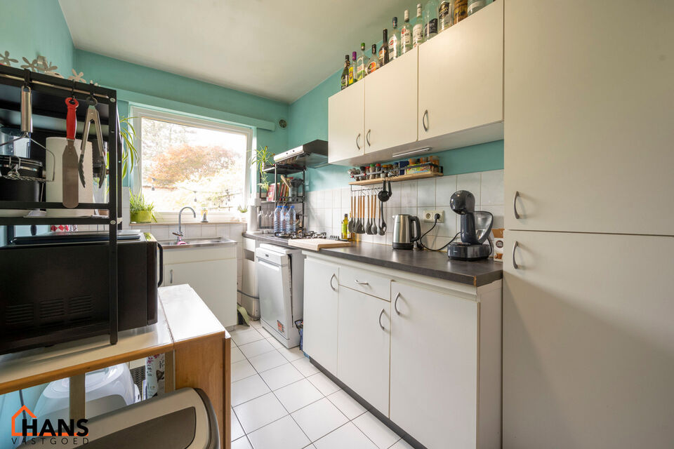 Dit gelijkvloers appartement is ideaal gelegen nabij het centrum en het Vordensteinpark; het omvat een inkomhal met vestiairekast; apart toilet; ingerichte badkamer;  2 slaapkamers; een ruime woonkamer verdeeld in een zithoek en eetplaats en deels ge&iuml;nst