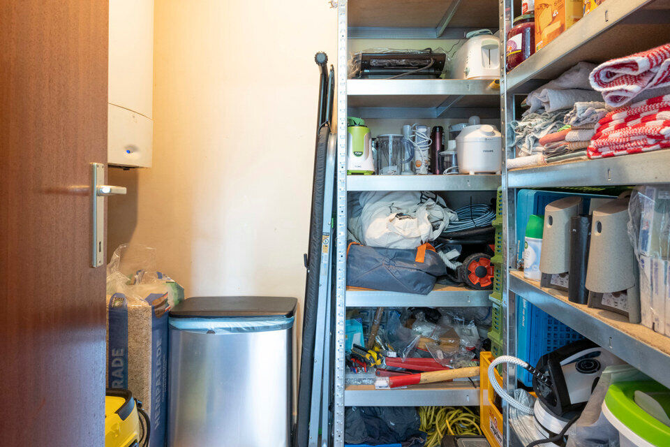 Dit gelijkvloers appartement is ideaal gelegen nabij het centrum en het Vordensteinpark; het omvat een inkomhal met vestiairekast; apart toilet; ingerichte badkamer;  2 slaapkamers; een ruime woonkamer verdeeld in een zithoek en eetplaats en deels ge&iuml;nst