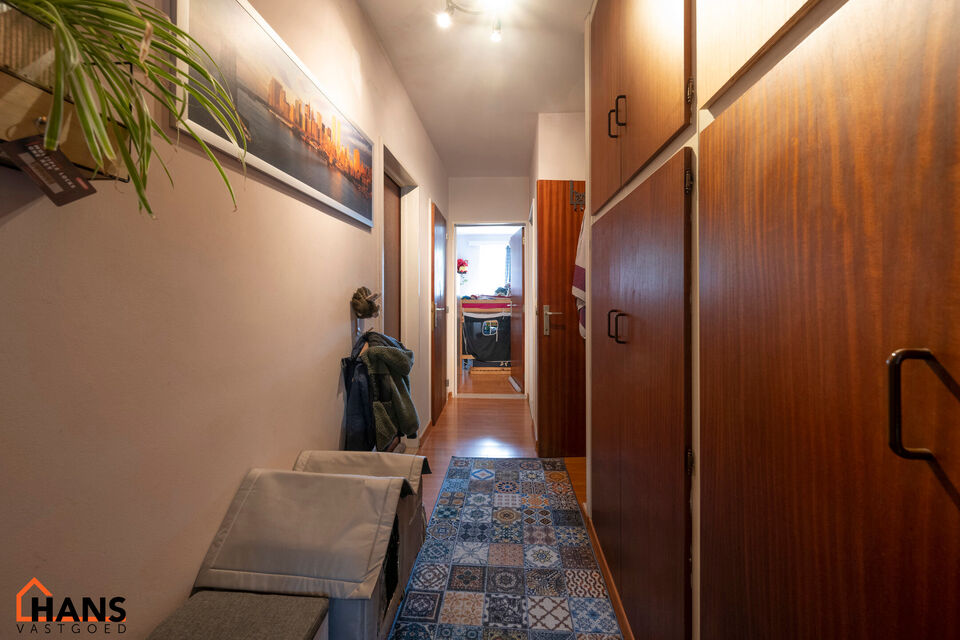 Dit gelijkvloers appartement is ideaal gelegen nabij het centrum en het Vordensteinpark; het omvat een inkomhal met vestiairekast; apart toilet; ingerichte badkamer;  2 slaapkamers; een ruime woonkamer verdeeld in een zithoek en eetplaats en deels ge&iuml;nst