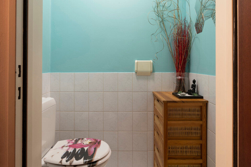 Dit gelijkvloers appartement is ideaal gelegen nabij het centrum en het Vordensteinpark; het omvat een inkomhal met vestiairekast; apart toilet; ingerichte badkamer;  2 slaapkamers; een ruime woonkamer verdeeld in een zithoek en eetplaats en deels ge&iuml;nst