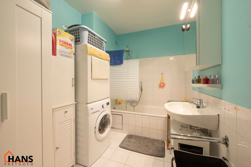 Dit gelijkvloers appartement is ideaal gelegen nabij het centrum en het Vordensteinpark; het omvat een inkomhal met vestiairekast; apart toilet; ingerichte badkamer;  2 slaapkamers; een ruime woonkamer verdeeld in een zithoek en eetplaats en deels ge&iuml;nst