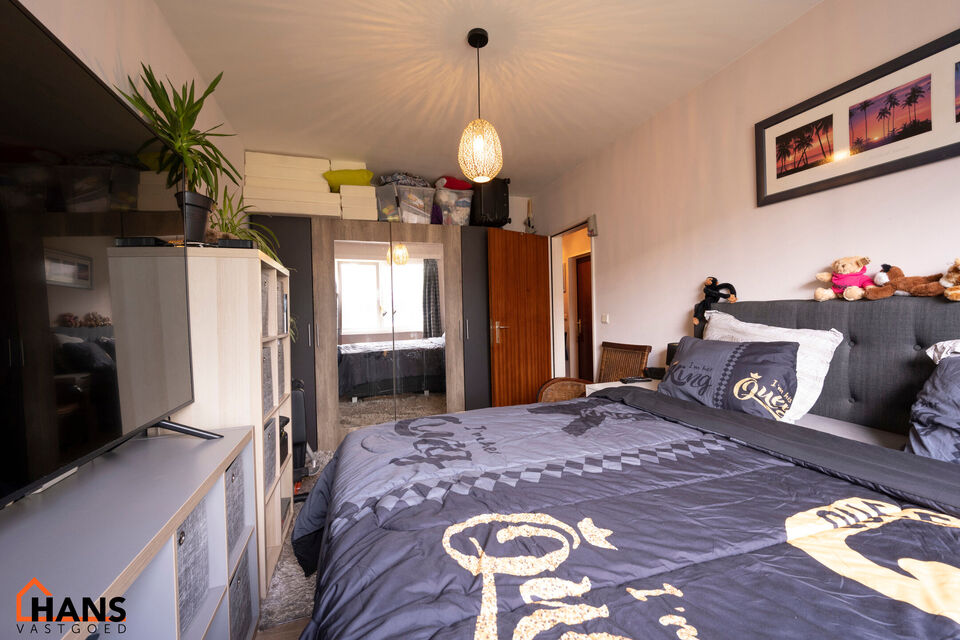 Dit gelijkvloers appartement is ideaal gelegen nabij het centrum en het Vordensteinpark; het omvat een inkomhal met vestiairekast; apart toilet; ingerichte badkamer;  2 slaapkamers; een ruime woonkamer verdeeld in een zithoek en eetplaats en deels ge&iuml;nst