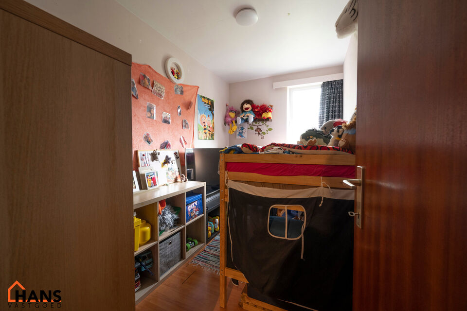 Dit gelijkvloers appartement is ideaal gelegen nabij het centrum en het Vordensteinpark; het omvat een inkomhal met vestiairekast; apart toilet; ingerichte badkamer;  2 slaapkamers; een ruime woonkamer verdeeld in een zithoek en eetplaats en deels ge&iuml;nst