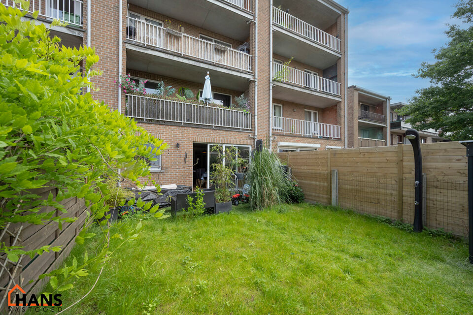 Dit gelijkvloers appartement is ideaal gelegen nabij het centrum en het Vordensteinpark; het omvat een inkomhal met vestiairekast; apart toilet; ingerichte badkamer;  2 slaapkamers; een ruime woonkamer verdeeld in een zithoek en eetplaats en deels ge&iuml;nst