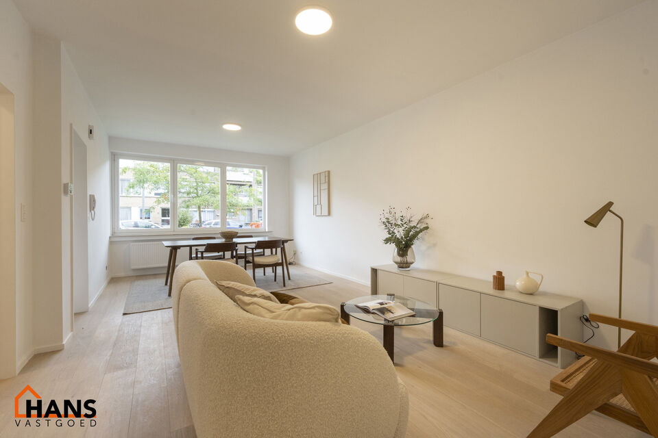 Instapklaar appartement, rustig en gunstig gelegen.  
Het appartement is grotendeels gerenoveerd en bevat geen lift, maakt dat er minder gemeenschappelijke kosten zijn.
Indeling: inkomhal; lichtrijke woonkamer; geïnstalleerde keuken; nachthal; apart toi