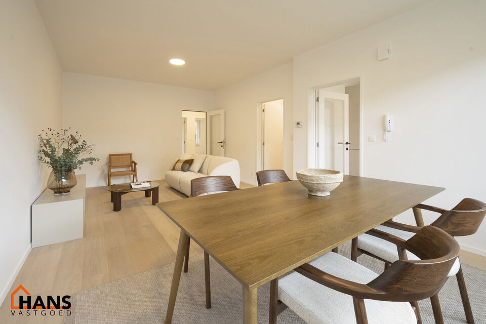 Instapklaar appartement, rustig en gunstig gelegen.  
Het appartement is grotendeels gerenoveerd en bevat geen lift, maakt dat er minder gemeenschappelijke kosten zijn.
Indeling: inkomhal; lichtrijke woonkamer; geïnstalleerde keuken; nachthal; apart toi