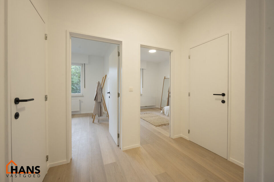 Instapklaar appartement, rustig en gunstig gelegen.  
Het appartement is grotendeels gerenoveerd en bevat geen lift, maakt dat er minder gemeenschappelijke kosten zijn.
Indeling: inkomhal; lichtrijke woonkamer; geïnstalleerde keuken; nachthal; apart toi