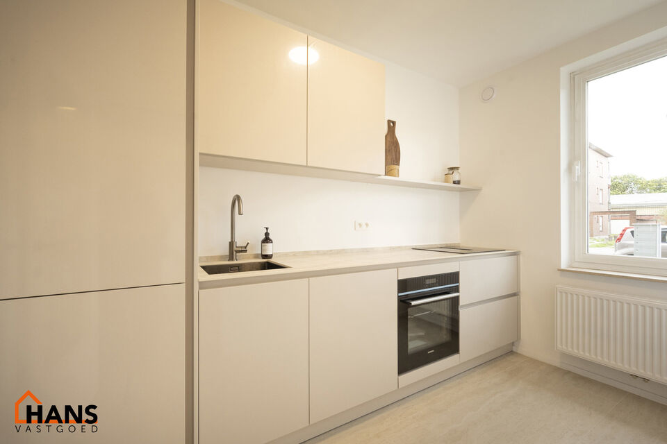 Instapklaar appartement, rustig en gunstig gelegen.  
Het appartement is grotendeels gerenoveerd en bevat geen lift, maakt dat er minder gemeenschappelijke kosten zijn.
Indeling: inkomhal; lichtrijke woonkamer; geïnstalleerde keuken; nachthal; apart toi