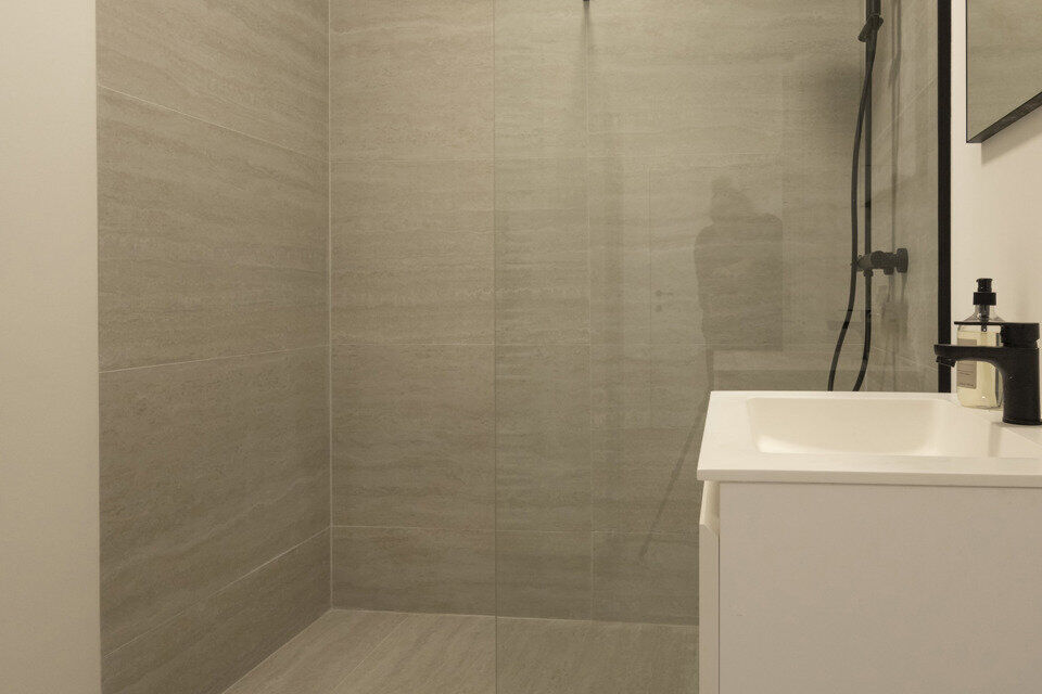 Instapklaar appartement, rustig en gunstig gelegen.  
Het appartement is grotendeels gerenoveerd en bevat geen lift, maakt dat er minder gemeenschappelijke kosten zijn.
Indeling: inkomhal; lichtrijke woonkamer; geïnstalleerde keuken; nachthal; apart toi