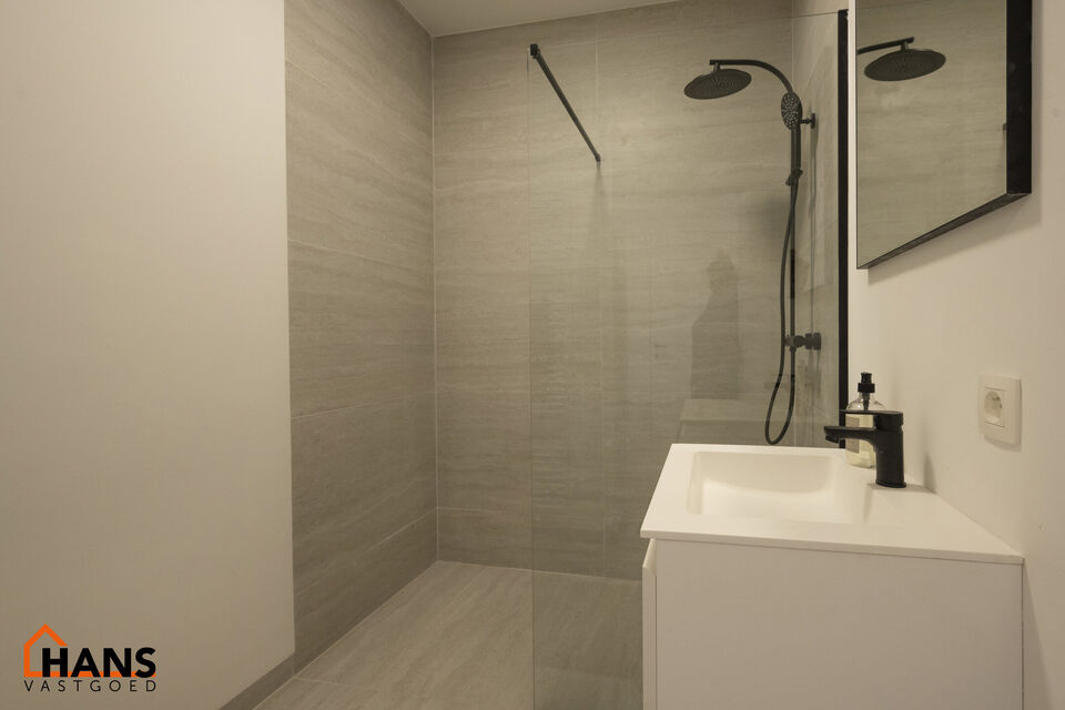 Instapklaar appartement, rustig en gunstig gelegen.  
Het appartement is grotendeels gerenoveerd en bevat geen lift, maakt dat er minder gemeenschappelijke kosten zijn.
Indeling: inkomhal; lichtrijke woonkamer; geïnstalleerde keuken; nachthal; apart toi