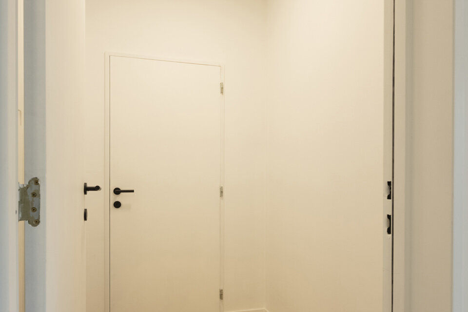 Instapklaar appartement, rustig en gunstig gelegen.  
Het appartement is grotendeels gerenoveerd en bevat geen lift, maakt dat er minder gemeenschappelijke kosten zijn.
Indeling: inkomhal; lichtrijke woonkamer; geïnstalleerde keuken; nachthal; apart toi