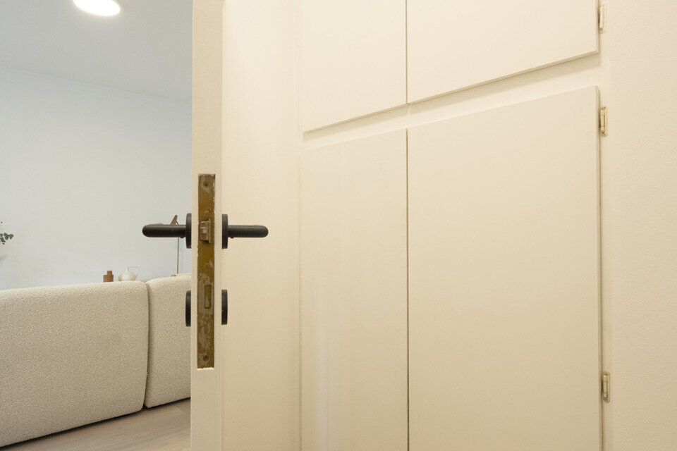 Instapklaar appartement, rustig en gunstig gelegen.  
Het appartement is grotendeels gerenoveerd en bevat geen lift, maakt dat er minder gemeenschappelijke kosten zijn.
Indeling: inkomhal; lichtrijke woonkamer; geïnstalleerde keuken; nachthal; apart toi