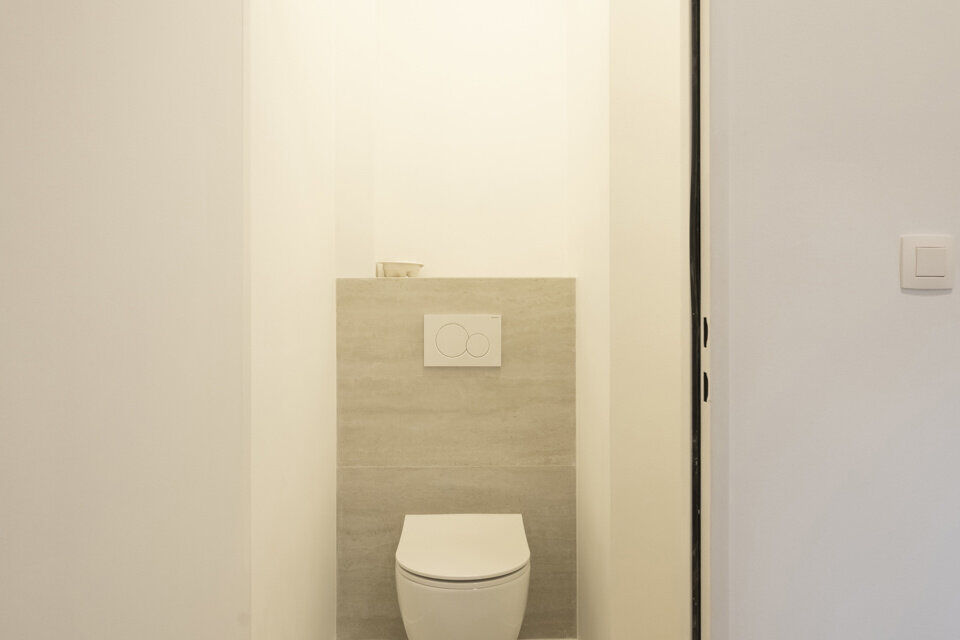 Instapklaar appartement, rustig en gunstig gelegen.  
Het appartement is grotendeels gerenoveerd en bevat geen lift, maakt dat er minder gemeenschappelijke kosten zijn.
Indeling: inkomhal; lichtrijke woonkamer; geïnstalleerde keuken; nachthal; apart toi