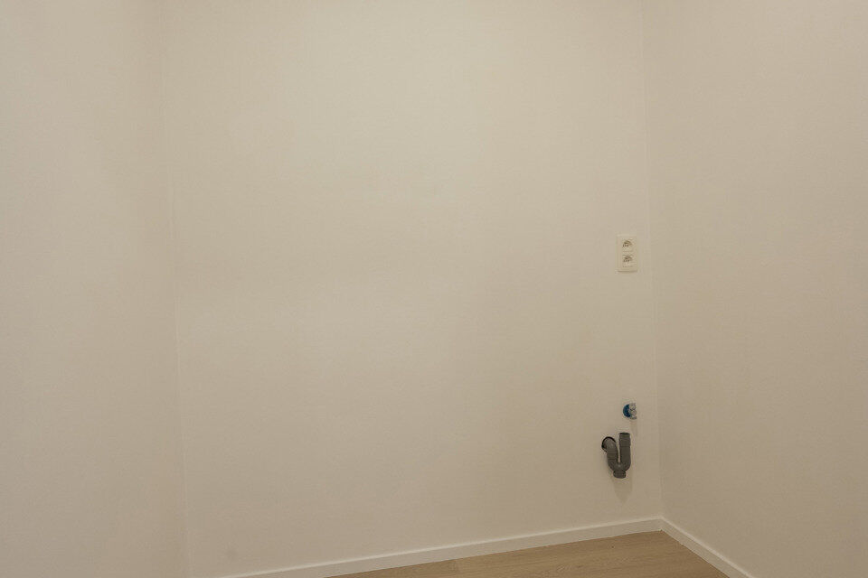 Instapklaar appartement, rustig en gunstig gelegen.  
Het appartement is grotendeels gerenoveerd en bevat geen lift, maakt dat er minder gemeenschappelijke kosten zijn.
Indeling: inkomhal; lichtrijke woonkamer; geïnstalleerde keuken; nachthal; apart toi