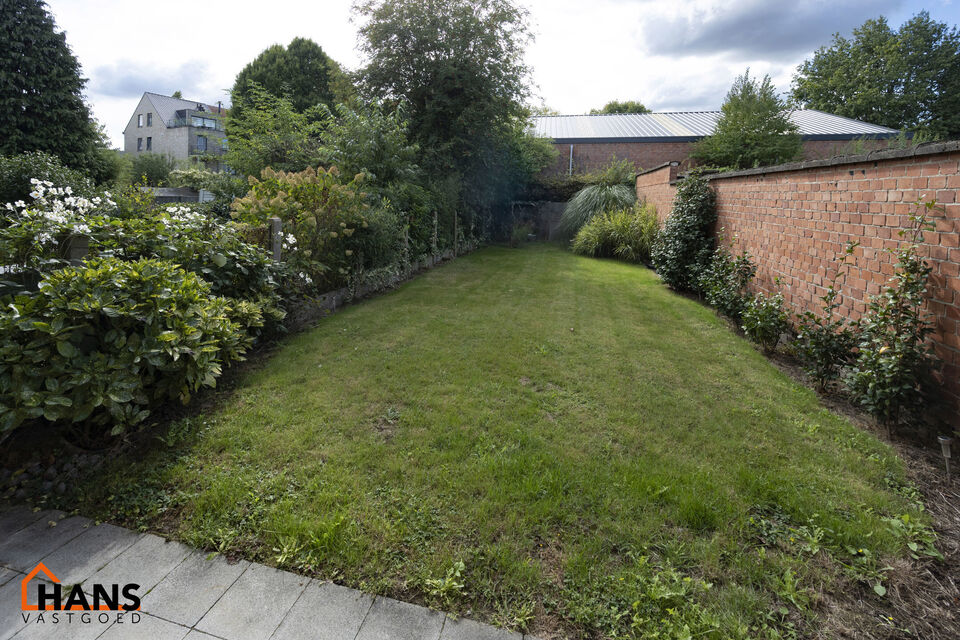 Instapklaar appartement, rustig en gunstig gelegen.  
Het appartement is grotendeels gerenoveerd en bevat geen lift, maakt dat er minder gemeenschappelijke kosten zijn.
Indeling: inkomhal; lichtrijke woonkamer; geïnstalleerde keuken; nachthal; apart toi