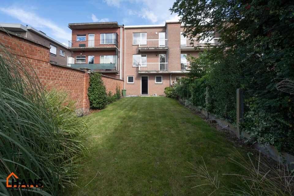 Instapklaar appartement, rustig en gunstig gelegen.  
Het appartement is grotendeels gerenoveerd en bevat geen lift, maakt dat er minder gemeenschappelijke kosten zijn.
Indeling: inkomhal; lichtrijke woonkamer; geïnstalleerde keuken; nachthal; apart toi