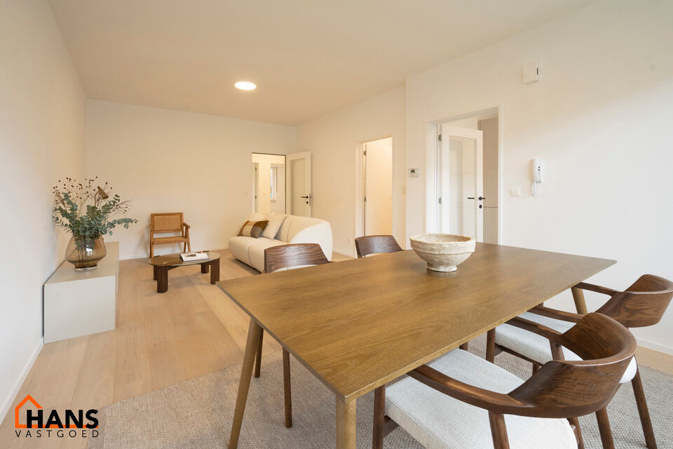 Instapklaar appartement, rustig en gunstig gelegen.  
Het appartement is grotendeels gerenoveerd en bevat geen lift, maakt dat er minder gemeenschappelijke kosten zijn.
Indeling: inkomhal; lichtrijke woonkamer; geïnstalleerde keuken; nachthal; apart toi