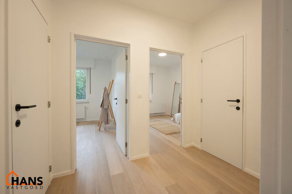 Instapklaar appartement, rustig en gunstig gelegen.  
Het appartement is grotendeels gerenoveerd en bevat geen lift, maakt dat er minder gemeenschappelijke kosten zijn.
Indeling: inkomhal; lichtrijke woonkamer; geïnstalleerde keuken; nachthal; apart toi