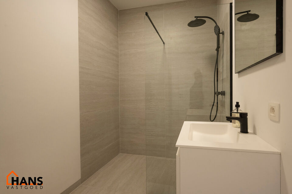 Instapklaar appartement, rustig en gunstig gelegen.  
Het appartement is grotendeels gerenoveerd en bevat geen lift, maakt dat er minder gemeenschappelijke kosten zijn.
Indeling: inkomhal; lichtrijke woonkamer; geïnstalleerde keuken; nachthal; apart toi