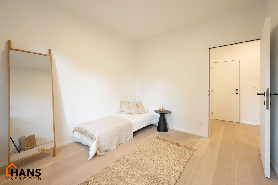 Instapklaar appartement, rustig en gunstig gelegen.  
Het appartement is grotendeels gerenoveerd en bevat geen lift, maakt dat er minder gemeenschappelijke kosten zijn.
Indeling: inkomhal; lichtrijke woonkamer; geïnstalleerde keuken; nachthal; apart toi