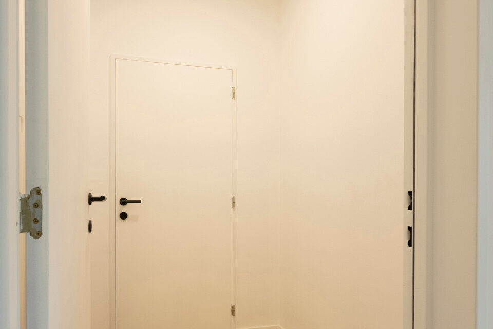 Instapklaar appartement, rustig en gunstig gelegen.  
Het appartement is grotendeels gerenoveerd en bevat geen lift, maakt dat er minder gemeenschappelijke kosten zijn.
Indeling: inkomhal; lichtrijke woonkamer; geïnstalleerde keuken; nachthal; apart toi