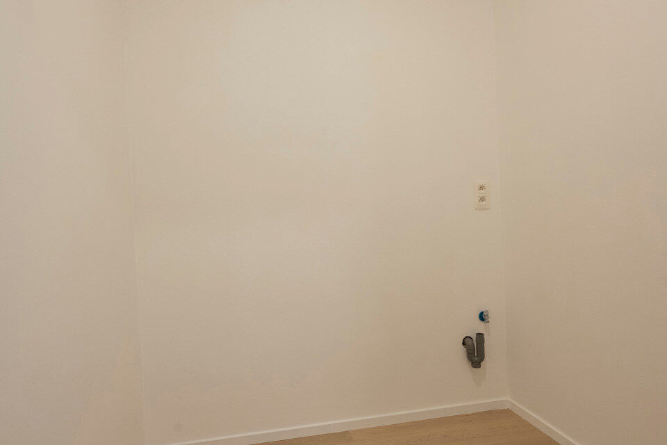 Instapklaar appartement, rustig en gunstig gelegen.  
Het appartement is grotendeels gerenoveerd en bevat geen lift, maakt dat er minder gemeenschappelijke kosten zijn.
Indeling: inkomhal; lichtrijke woonkamer; geïnstalleerde keuken; nachthal; apart toi