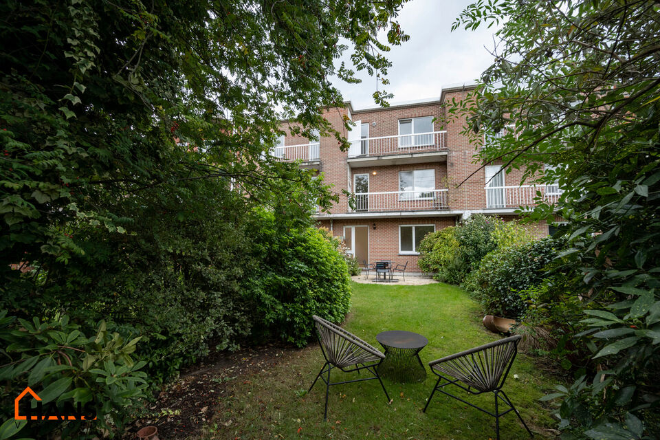 Instapklaar appartement, rustig en gunstig gelegen.  

Het appartement is grotendeels gerenoveerd en bevat geen lift, maakt dat er minder gemeenschappelijke kosten zijn.
Indeling: inkomhal; lichtrijke woonkamer; ge&iuml;nstalleerde keuken; nachthal; apart toi