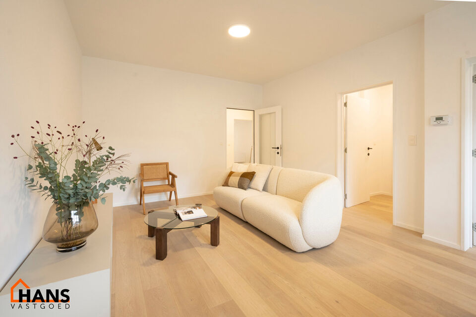 Instapklaar appartement, rustig en gunstig gelegen.  

Het appartement is grotendeels gerenoveerd en bevat geen lift, maakt dat er minder gemeenschappelijke kosten zijn.
Indeling: inkomhal; lichtrijke woonkamer; ge&iuml;nstalleerde keuken; nachthal; apart toi