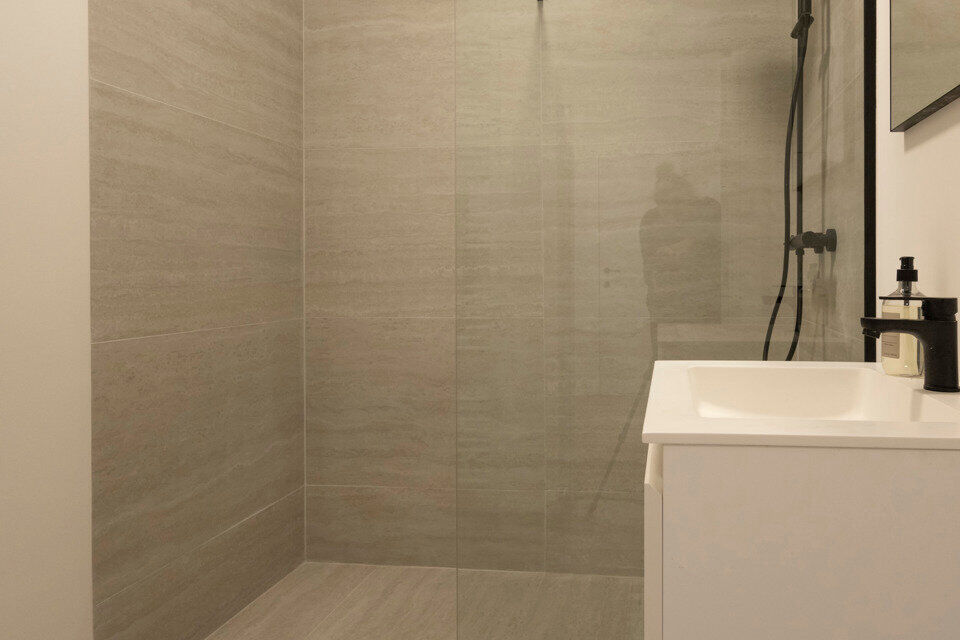 Instapklaar appartement, rustig en gunstig gelegen.  

Het appartement is grotendeels gerenoveerd en bevat geen lift, maakt dat er minder gemeenschappelijke kosten zijn.
Indeling: inkomhal; lichtrijke woonkamer; ge&iuml;nstalleerde keuken; nachthal; apart toi