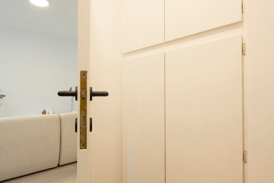 Instapklaar appartement, rustig en gunstig gelegen.  

Het appartement is grotendeels gerenoveerd en bevat geen lift, maakt dat er minder gemeenschappelijke kosten zijn.
Indeling: inkomhal; lichtrijke woonkamer; ge&iuml;nstalleerde keuken; nachthal; apart toi