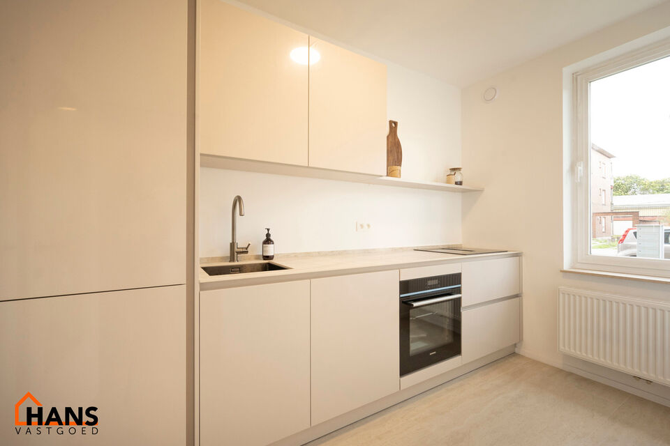 Instapklaar appartement, rustig en gunstig gelegen.  

Het appartement is grotendeels gerenoveerd en bevat geen lift, maakt dat er minder gemeenschappelijke kosten zijn.
Indeling: inkomhal; lichtrijke woonkamer; ge&iuml;nstalleerde keuken; nachthal; apart toi