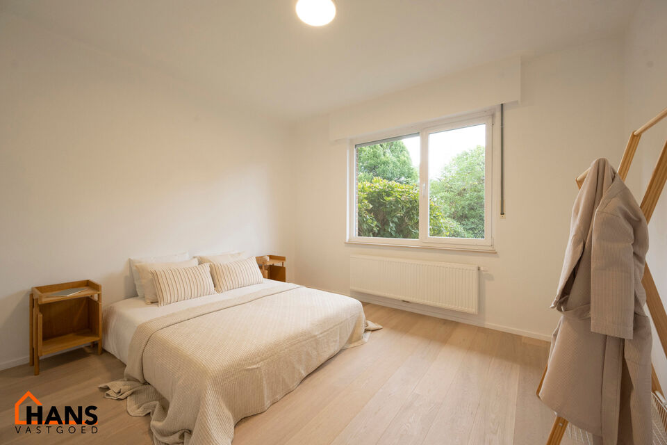 Instapklaar appartement, rustig en gunstig gelegen.  

Het appartement is grotendeels gerenoveerd en bevat geen lift, maakt dat er minder gemeenschappelijke kosten zijn.
Indeling: inkomhal; lichtrijke woonkamer; ge&iuml;nstalleerde keuken; nachthal; apart toi